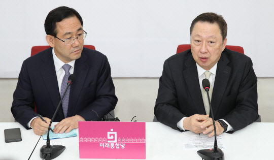 주호영 통합당 대표 권한대행 겸 원내대표가 19일 국회에서 박용만 대한상의 회장과 만나 이야기를 듣고 있다. 연합뉴스